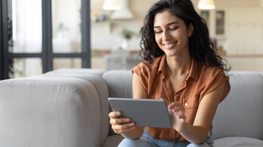 Mitarbeiterin prüft ihren digitalen Dienstplan auf einem Tablet