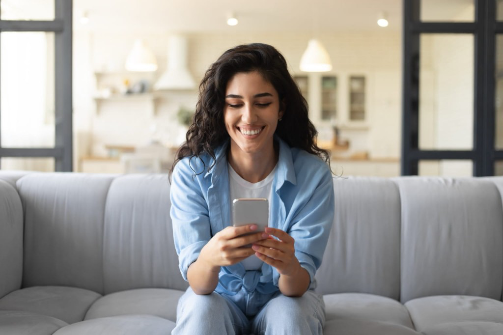 Minijobberin prüft ihren Dienstplan und ihre Arbeitszeiten auf dem Smartphone