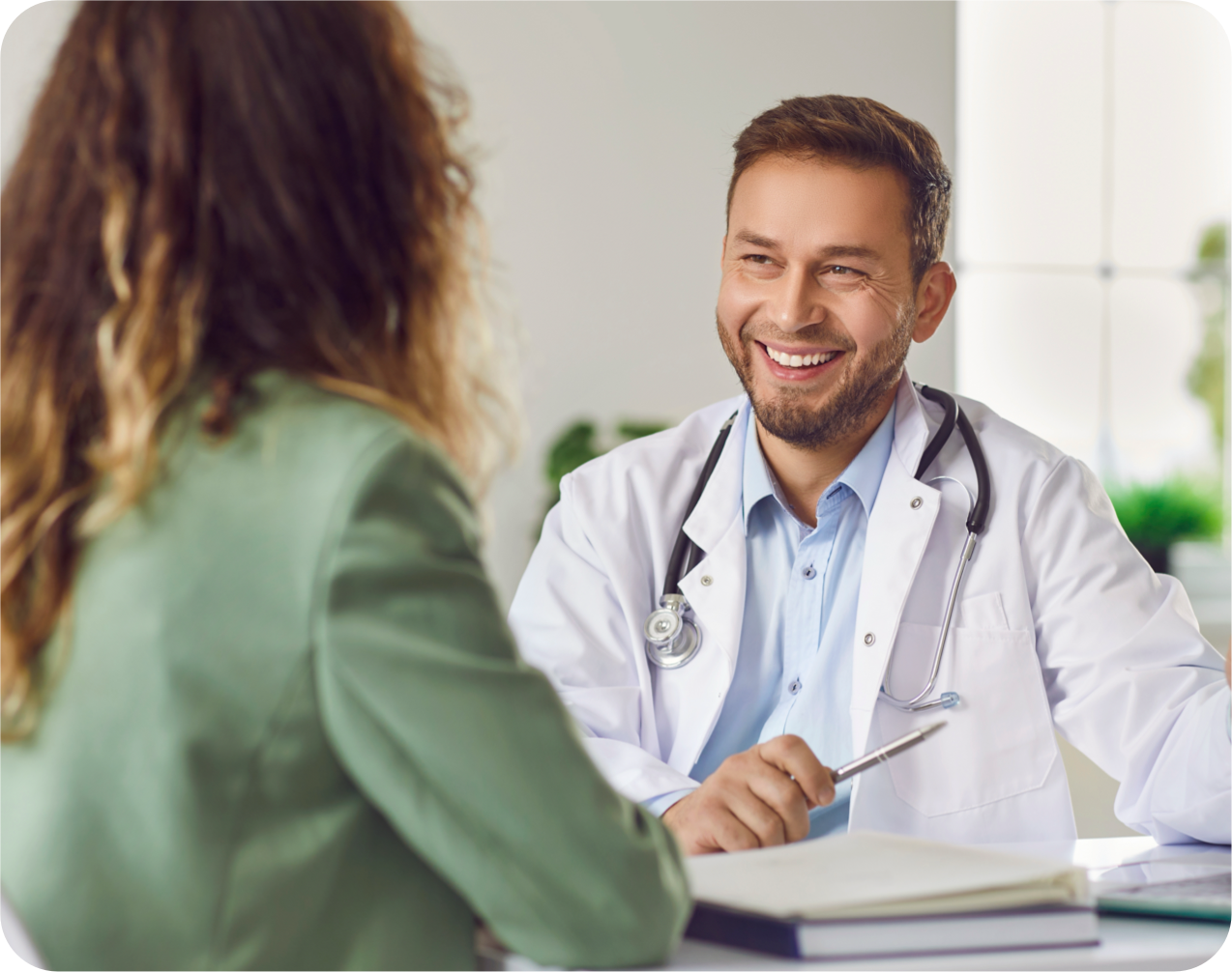 Arzt im Gespräch mit einer Patientin