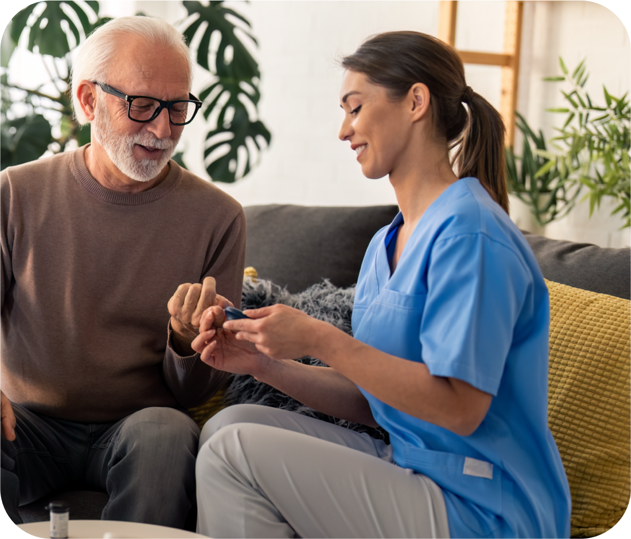 Pflegekraft unterstützt einen älteren Patienten